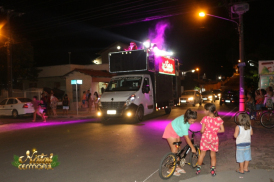 Caminhão de Natal Cermoful encanta famílias com música e animação 