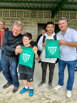 Cermoful entrega kits esportivos para escolinha do Rui Barbosa