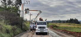 Cermoful desloca rede energizada para pavimentação de rua em Criciúma