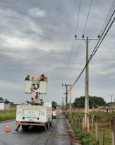 Cermoful desloca rede energizada para pavimentação de rua em Criciúma