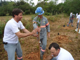 Entrega de prêmios, doação de mudas de árvores e plantio marcam o Dia da Árvore na Cermoful