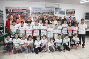 Entrega de uniformes no projeto Criança na Escola é Show de Bola