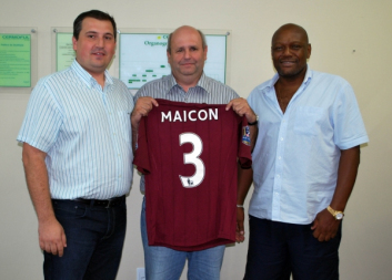 Presidente recebe camisa de Maicon Sizenando 