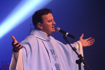 Natal Cermoful apresenta show nacional com padre Ezequiel Dal Pozzo