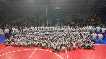 Atletas da escolinha de futebol do Rui Barbosa recebem novo uniforme