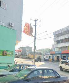 Placa de estabelecimento comercial se desprende e atinge rede de distribuição em Morro da Fumaça