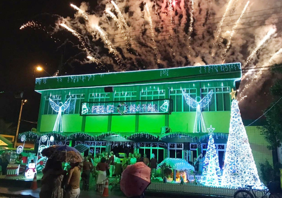 Iluminação de Natal da Cermoful é parada para fotos