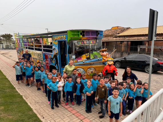 Trenzinho da Alegria da Cermoful visita escolas